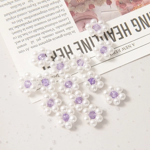 Gros plan de charms fleurs de 12mm avec perles blanches et centre en cristal violet