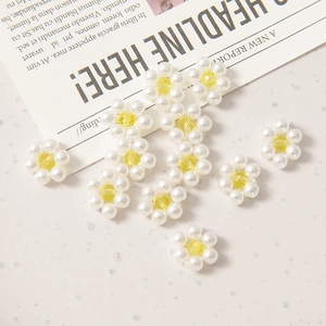 Gros plan détaillé de breloques marguerites DIY en perles blanches et perles de cristal jaunes
