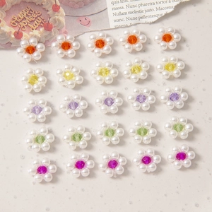 Détail de perles acryliques en forme de fleur de 12mm pour la création de bijoux DIY