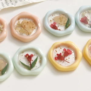 Handgefertigte Macaron-Anhänger mit Trockenblumen und Goldfolie für DIY-Schmuckherstellung
