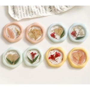 Handgefertigte Harz-Blumenanhänger mit echten Trockenblumen und Goldfolie für DIY Schmuck