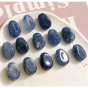 Cuentas de resina en forma de gota azul estrellado para bisutería en cuenco blanco