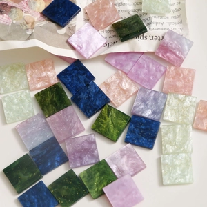 Breloques carrées en acrylique effet marbre et paillettes dorées pour création bijoux