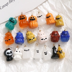 Flache Ansicht von 18 Halloween-Harzanhängern mit Metallösen für DIY-Schmuckherstellung
