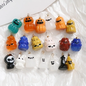 Flache Darstellung diverser Halloween-Resin-Anhänger mit süßem Kürbis- und Geist-Design