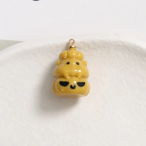 Makroaufnahme eines gelben Capybara-Harzanhängers mit Goldring für DIY-Schmuckherstellung