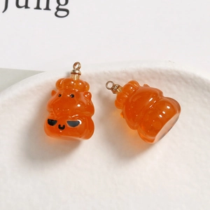 Nahaufnahme des orangefarbenen Halloween-Anhängers aus Kunstharz mit goldenem Ring