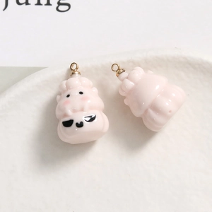 Detail von rosa Kürbis-Anhängern aus Harz mit Gesichtern für DIY-Schmuck und Bastelarbeiten