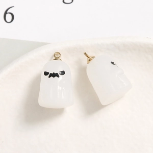 Detail von weißem, transluzentem Geist-Resin-Anhänger mit Goldöse für Halloween-Schmuck