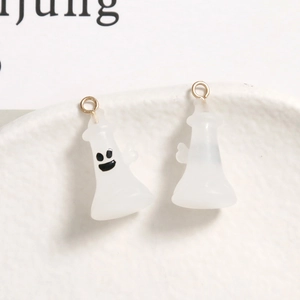 Detail von weißen Geister-Anhängern aus Harz mit Goldringen für DIY-Schmuck