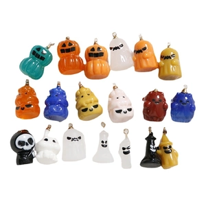 Bunte Halloween Harzanhänger mit Kürbis und Geist Motiven für DIY Schmuck und Bastelarbeiten
