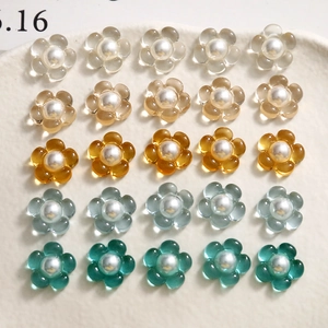 Vue détaillée de 25 breloques fleurs en résine avec perles en cinq tons pour bijoux