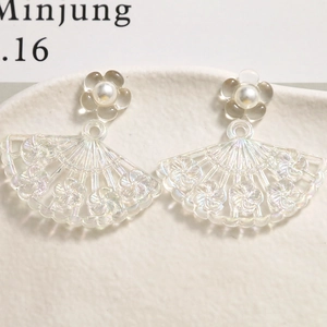 Boucles d'oreilles éventail en résine irisée avec perle et accents floraux élégants