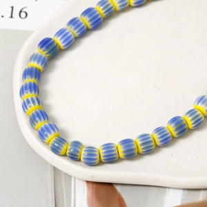 Dettaglio ravvicinato di perline di zucca in ceramica 9x7mm per gioielli fai-da-te