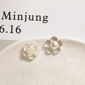 Vue macro d'accessoires fleurs en résine à 5 pétales avec perles pour bijoux DIY