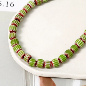 Dettaglio di perline in ceramica colorata con strisce millefiori per la creazione di gioielli