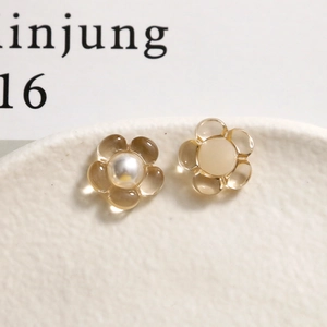 Macro de fleurs en résine ambrée avec perles d'imitation pour créations artisanales
