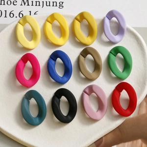 Détail de 12 anneaux ovales mats colorés pour la création de bijoux DIY et accessoires