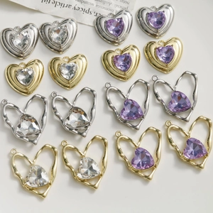 Élégants pendentifs en forme de cœur avec strass dans des cadres en alliage d'or et d'argent