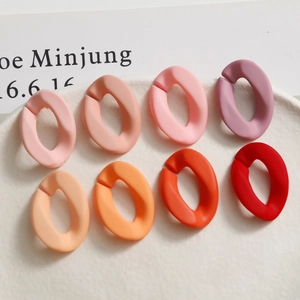 Huit breloques en résine mate en forme de C aux dégradés de corail et de rouge