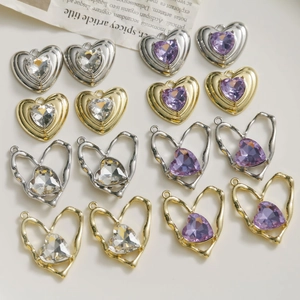 Détail de breloques en forme de cœur avec strass pour création de bijoux en or et argent