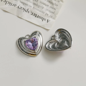 Détail macro du pendentif cœur en strass violet avec dos en métal argenté texturé