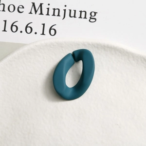 Vue détaillée d'un maillon ovale mat bleu canard pour la création de bijoux DIY personnalisés