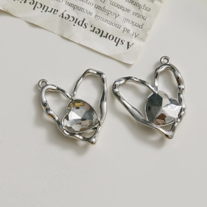Vue détaillée de breloques cœur en cristal argenté avec cadre en métal pour bijoux DIY