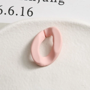 Vue macro de connecteurs ovales en résine rose mat pour accessoires bijoux DIY