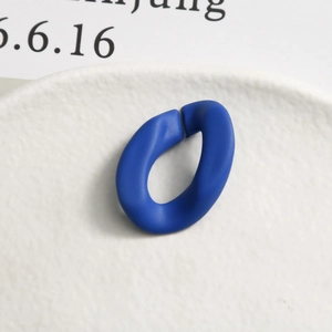 Vue macro d'un maillon ovale mat bleu foncé pour la fabrication de bijoux DIY