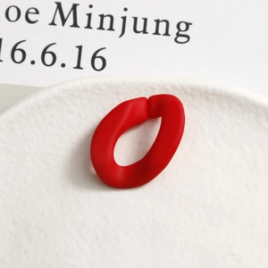 Vue détaillée d'un maillon ovale rouge mat pour la création de bijoux et boucles