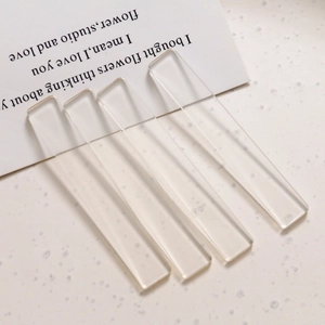 Detalle de cuatro rectángulos geométricos de acrílico para crear pinzas de pelo DIY