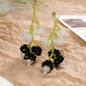 Boucles d'oreilles fleuries faites main avec tiges vertes et perles blanches style fée