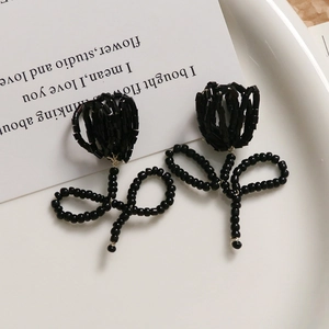 Handgefertigte schwarze Perlen-Tulpen-Ohrringe mit gewebtem Design für Damen