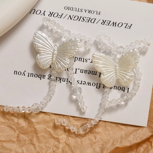 Eleganti orecchini a farfalla bianco perla con lunghe nappe di perline acriliche intrecciate