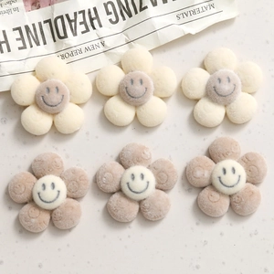 Ciondoli a fiore in peluche con faccine sorridenti ricamate per creazioni fai-da-te