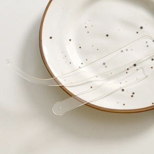 Gros plan de bandes acryliques transparentes sur assiette mouchetée pour photographie DIY
