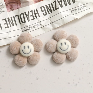 Simpatici ciondoli a fiore floccati con sorrisi per accessori fai da te e gioielli