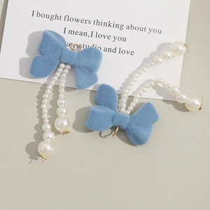 Elegante blaue Ohrringe mit beflockter Schleife und weißen Perlen-Quasten