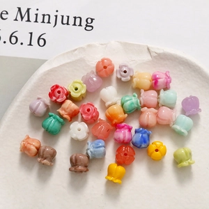 Makroaufnahme bunter Tulpen-Harzperlen für DIY-Schmuck und handgemachte Bastelarbeiten