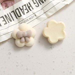 Macro di ciondoli fai-da-te a forma di fiore floccato crema con dettaglio a fiocco
