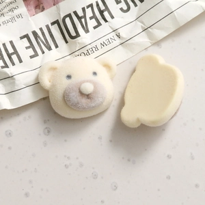 Dettaglio di ciondoli a forma di orso floccato crema con fronte e retro per il DIY