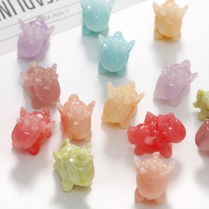 Macro-opname van kleurrijke hars eenhoorn bedeltjes voor DIY sieraden en accessoires