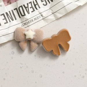 Dettaglio di ciondoli a fiocco floccati color cachi per accessori gioielli DIY
