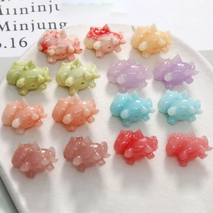 Macro-opname van kleurrijke hars mini varkensbedeltjes met jelly textuur voor DIY sieraden