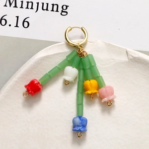 Bunte Maiglöckchen Glockenblumen Ohrhänger mit goldenen Creolen und Pastellperlen