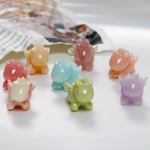 Detailopname van mini hars draakjes voor het maken van DIY sieraden en ambachten