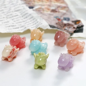 Macro detail van kleurrijke eenhoorn bedeltjes van hars voor DIY sieraden maken