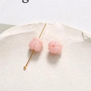 Detailansicht eines rosa Maiglöckchen-Anhängers aus Harz für DIY-Schmuckherstellung