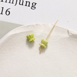 Makro-Detail von 6 mm hellgrünen Maiglöckchen-Perlen für DIY-Schmuckherstellung